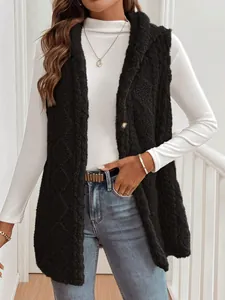 Vue détaillée d'un gilet polaire noir à capuche pour femme avec motif texturé losange