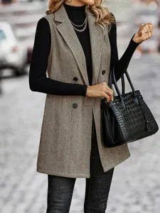Dettaglio ravvicinato dell'elegante gilet da donna marrone a spina di pesce giacca