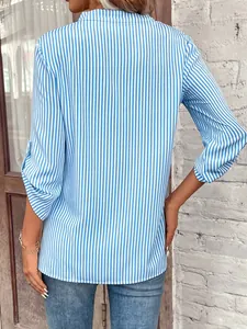 Vue arrière d'une chemise décontractée à manches longues rayée bleu et blanc pour femme avec col V