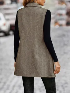 Dettaglio ravvicinato dell'elegante gilet lungo senza maniche da donna a spina di pesce