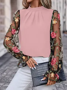 Elegante rosa Bluse mit Stehkragen und detaillierter Blumenstickerei an den Netzärmeln