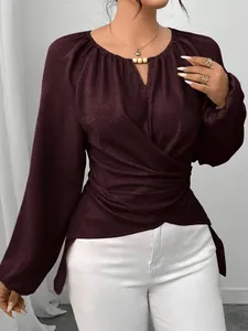 Blouse élégante bordeaux à manches longues avec taille croisée et encolure perlée