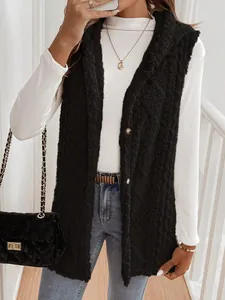 Gilet à capuche noir pelucheux pour femme porté sur un col roulé blanc