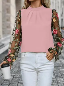 Elegantes rosa Oberteil mit Stehkragen und floral bestickten Netzhülsen zu weißen Jeans
