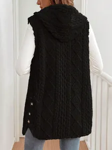 Vue arrière du gilet à capuche noir pelucheux avec motif torsadé et boutons latéraux