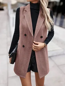 Dettaglio di un elegante gilet blazer senza maniche rosa a spina di pesce autunnale