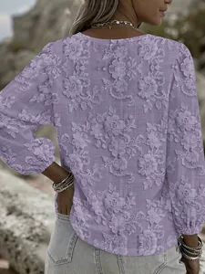 Haut élégant en dentelle florale lavande avec des manches bouffantes pour un look d'été