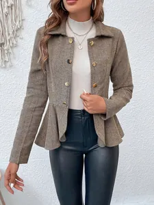 Detalle exquisito de una chaqueta peplum de espiga con botones dorados de doble botonadura.