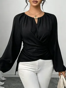 Élégante blouse noire à manches longues avec drapé à la taille et col perlé