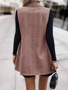 Vista dettagliata dell'elegante gilet marrone a spina di pesce con trama posteriore