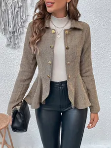 Detalle de chaqueta tipo blazer para mujer con peplo, diseño de espiga y botones dorados