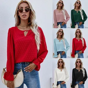 Casual damesblouses met Zwitserse stippen, keyhole-hals en ruchesmanchetten in kleuren