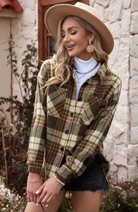 Foto lifestyle di una camicia in flanella a quadri da donna oversize con colletto a rever.