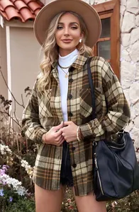 Donna che indossa una giacca a camicia scozzese marrone oversize con colletto a rever