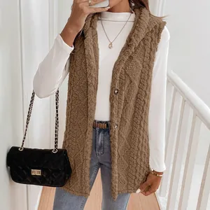 Gilet à capuche chic en peluche marron pour femme avec col roulé blanc et jean bleu