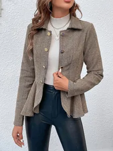 Detalle de chaqueta de jacquard marrón con dobladillo peplum y botones dorados.