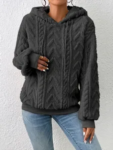 Detalle de sudadera con capucha de felpa gris con textura