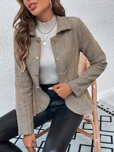 Detalle de blazer de doble botonadura en jacquard de espiga con bajo de volantes.