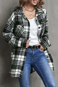 Dettaglio giacca a camicia in flanella scozzese bianca e nera da donna con colletto a bavero.