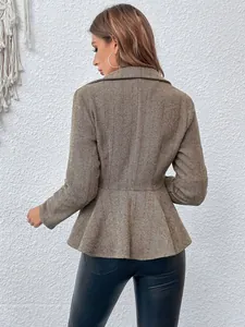 Vista trasera de una chaqueta americana marrón con motivo de espiga y volante mujer