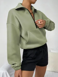 Detailansicht eines salbeigrünen Sweatshirts mit Reißverschluss, Stehkragen und Tasche