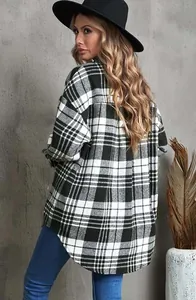 Elegante vista posteriore di una giacca camicia di flanella oversize a scacchi neri.