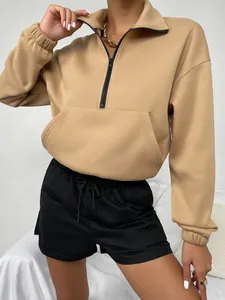 Detailansicht eines beigen Damen-Sweatshirts mit halbem Reißverschluss und Stehkragen