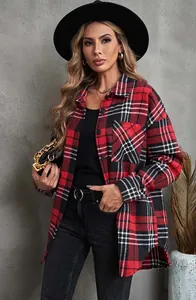 Dettaglio di una camicia a quadri rossa e nera da donna in flanella oversize con bottoni.