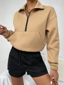Detailansicht des khakifarbenen Damen-Fleece-Sweatshirts mit Reißverschluss und Kragen.