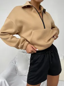 Detailansicht eines khakifarbenen Damen-Sweatshirts mit halbem Reißverschluss und Stehkragen