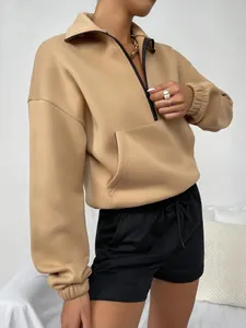 Detailansicht eines khakifarbenen Fleece-Sweatshirts mit halbem Reißverschluss und Tasche