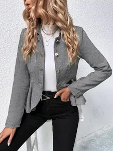 Vista detallada de la chaqueta blazer de jacquard entallada con dobladillo de peplo