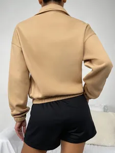 Rückansicht eines kamelfarbenen Damen-Fleece-Sweatshirts mit elastischem Saum