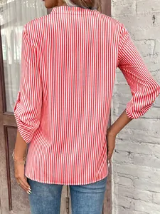 Vue arrière détaillée d'une chemise décontractée à manches longues rayée rouge et blanc