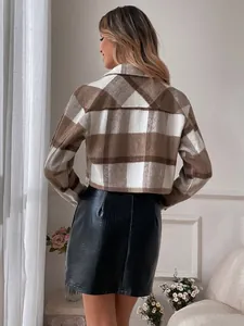 Achteraanzicht van een bruin geruit wollen jasje en zwarte mini-rok van imitatieleer