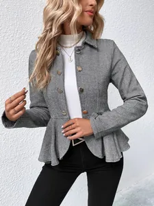 Detalle de blazer para mujer con peplum, estampado de espiga y doble botonadura.