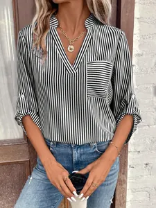 Vue détaillée d'une blouse à rayures noires et blanches à col en V avec poche