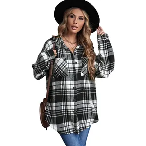 Giacca camicia da donna in misto lana a quadri bianchi e neri dal taglio ampio