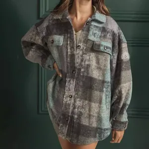 Giacca a camicia scozzese da donna oversize accogliente con tasche e bottoni frontali