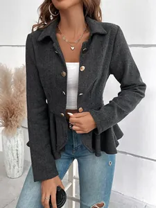 Detalle de chaqueta peplum de jacquard gris espiga con botones dorados para mujer