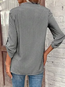 Vue arrière d'un chemisier décontracté à rayures pour femmes avec motif vertical noir et blanc.
