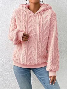 Primer plano de sudadera con capucha de felpa rosa con patrón de trenzas