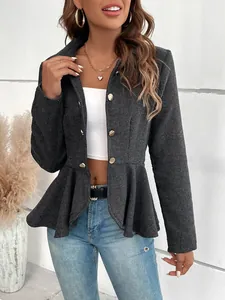 Detalle de blazer de jacquard gris marengo con estampado de espiga y bajo peplum