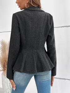 Vista trasera de un blazer de jacquard de espiga gris oscuro con dobladillo de peplo
