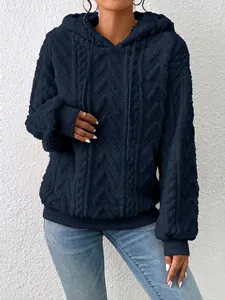 Detalle de sudadera con capucha de franela azul marino con textura de trenzas