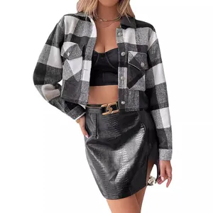 Stijlvolle zwart-wit geruite cropped flanellen overhemdjas voor dames met handige zakken