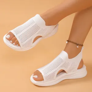 Detailansicht weißer atmungsaktiver Strick-Sport-Sandalen an den Füßen des Models