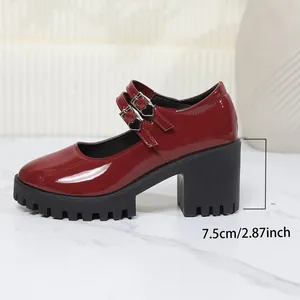Seitenansicht dunkelroter Mary Janes aus Lackleder mit 7,5 cm Blockabsatz und Herzschnallen