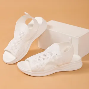 Detailansicht der weißen Fly-Knit-Mesh-Sandalen mit leichter, weicher Plateausohle