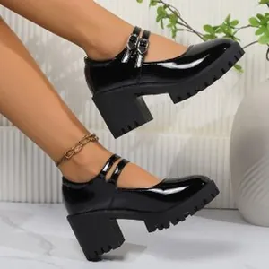 Seitenansicht schwarzer Plateau-Mary-Janes aus Lackleder mit Blockabsatz und Schnallen.